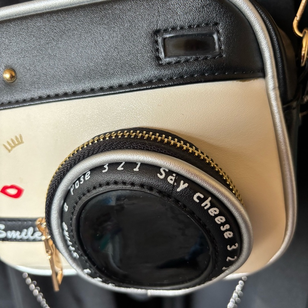 CAMERA SHAPED BAG includes 3 straps; two Crossbody and one to make it a satchel - Picture 4 of 11